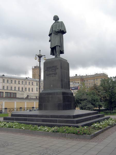 Памятник на Гоголевском бульваре в Москве